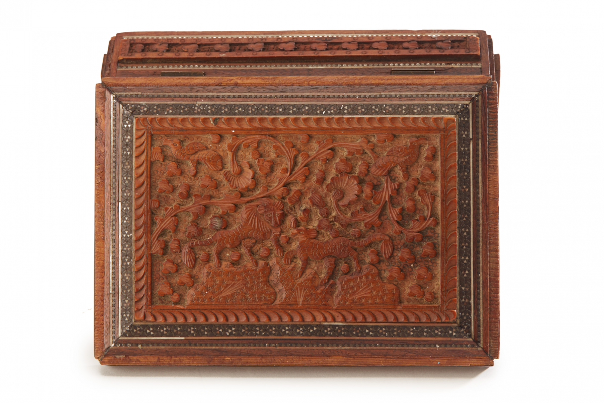 AN INDIAN SANDALWOOD AND SADELI TABLE BOX - Image 3 of 3