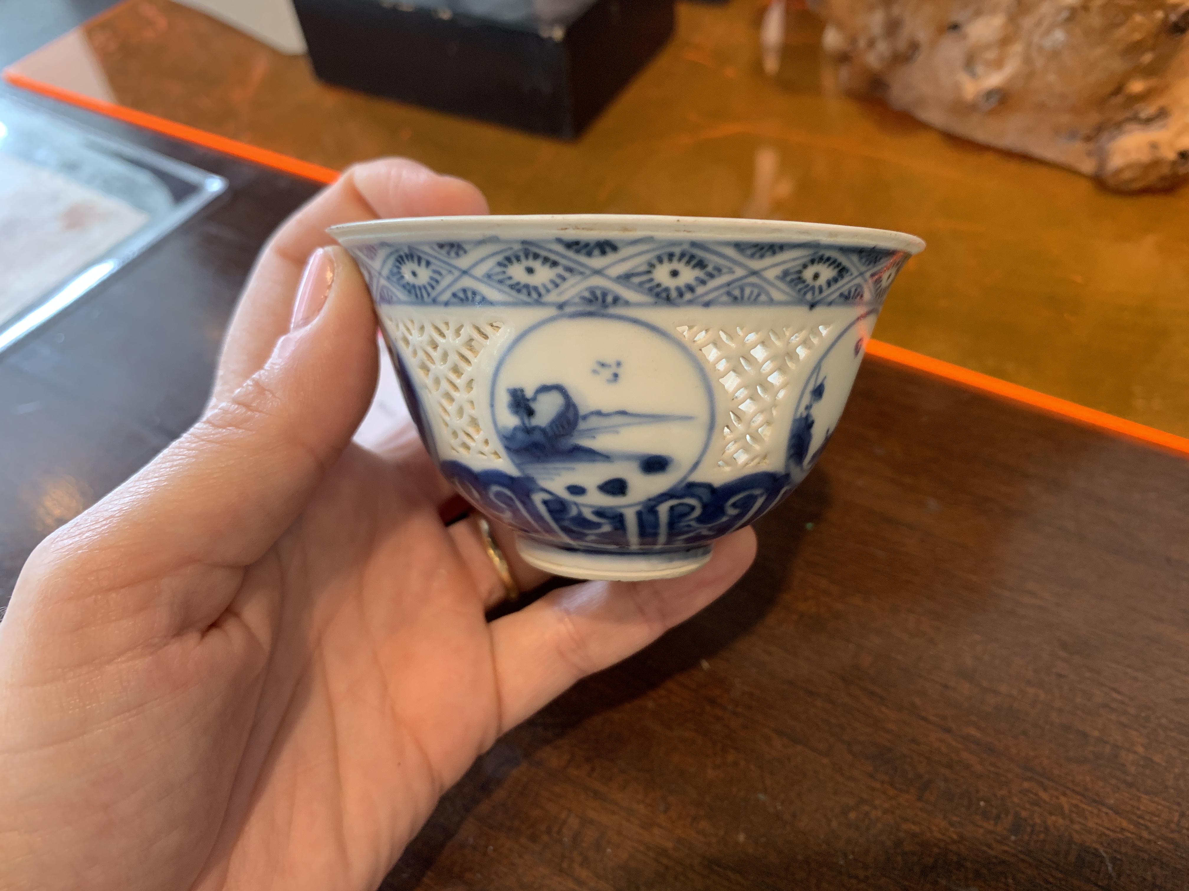 A BLUE AND WHITE PORCELAIN RETICULATED BOWL - Image 4 of 10