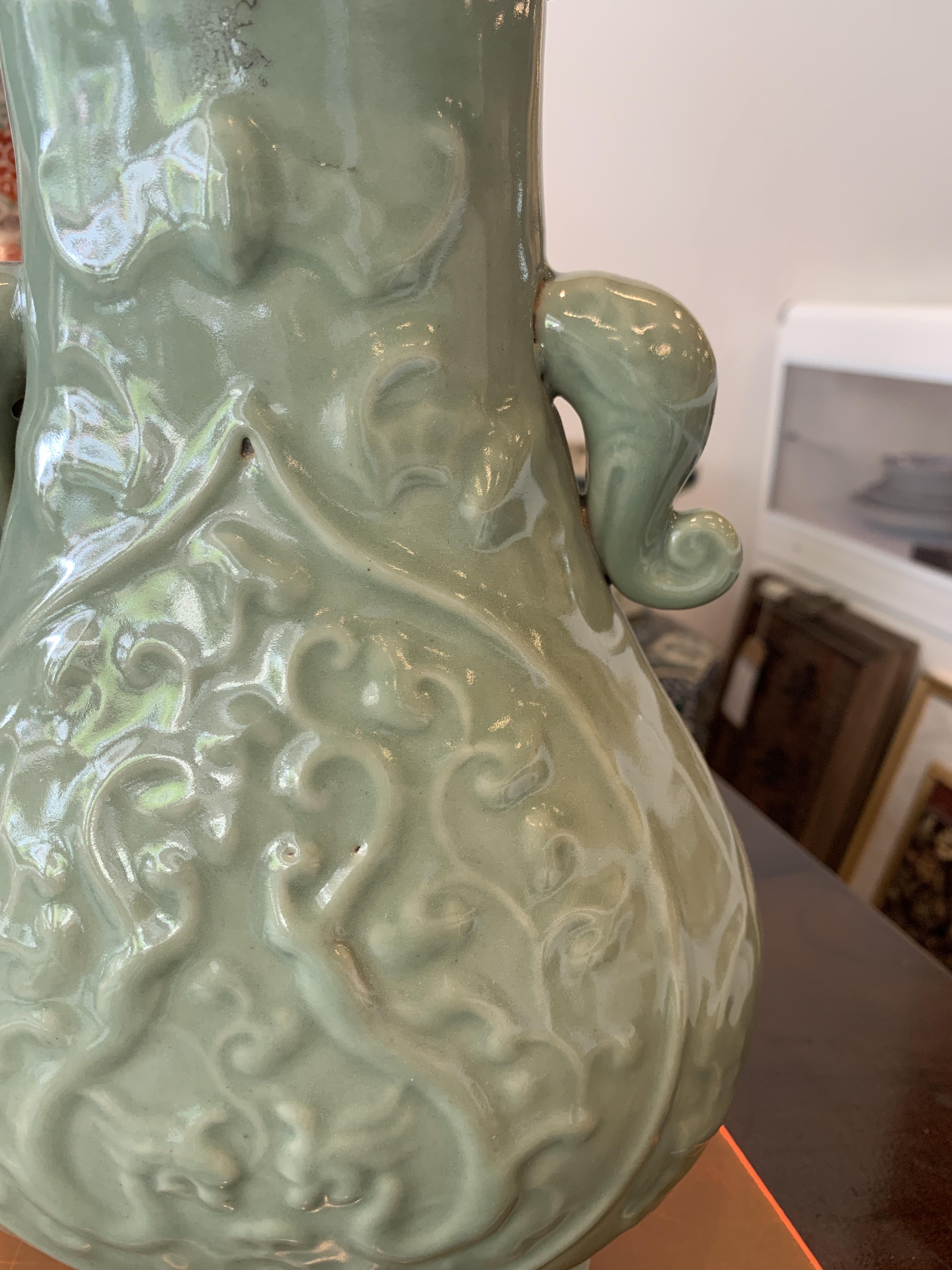 A TWIN-HANDLED CELADON BALUSTER VASE - Image 10 of 14