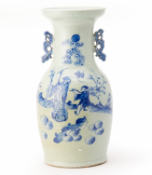 A BLUE AND WHITE TWIN HANDLED PORCELAIN VASE