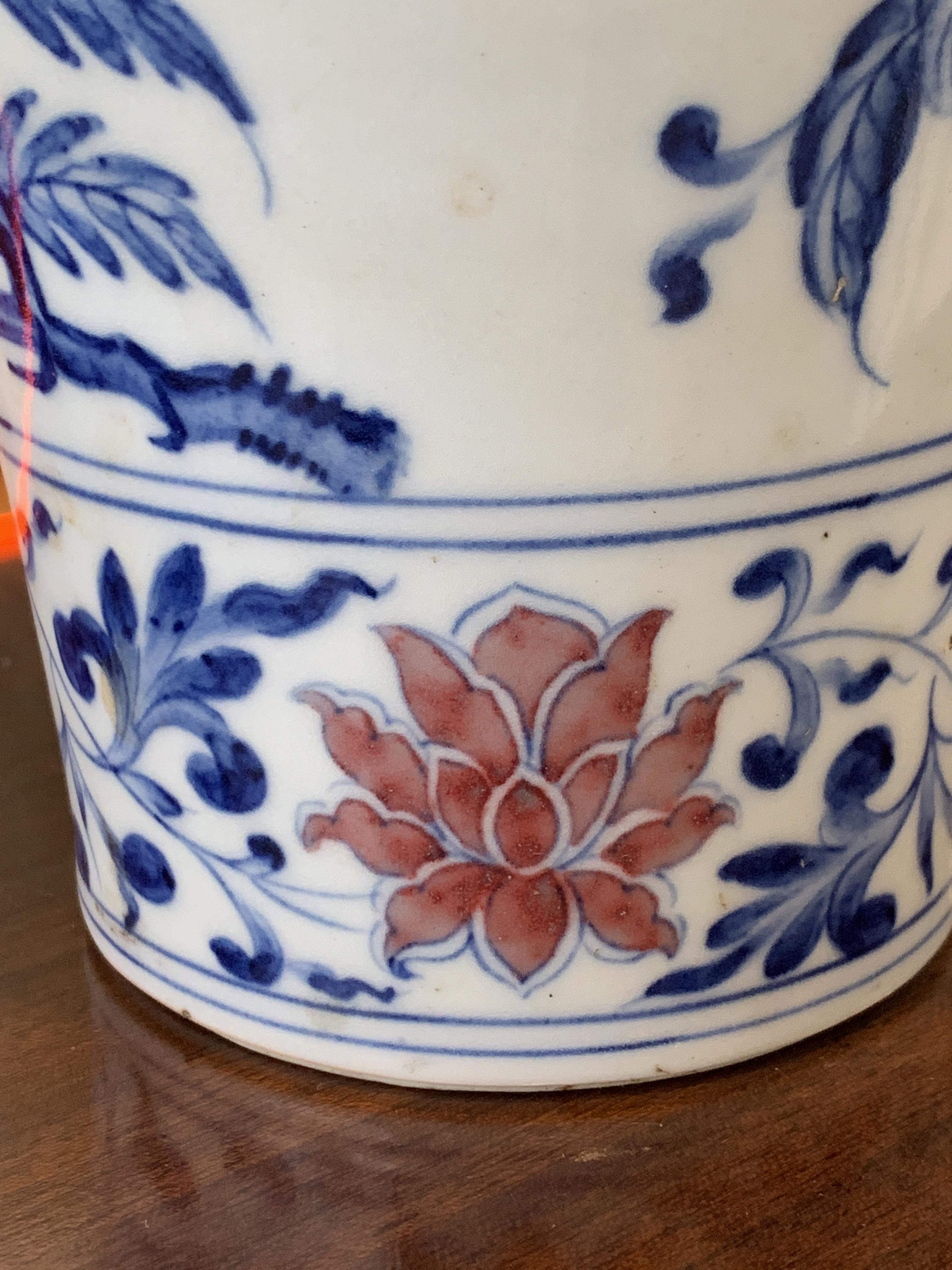 AN UNDERGLAZE BLUE AND COPPER RED MEIPING VASE - Image 5 of 9