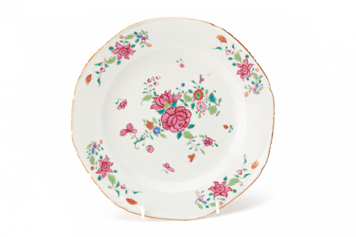 A FAMILLE ROSE PORCELAIN PLATE - Image 3 of 4