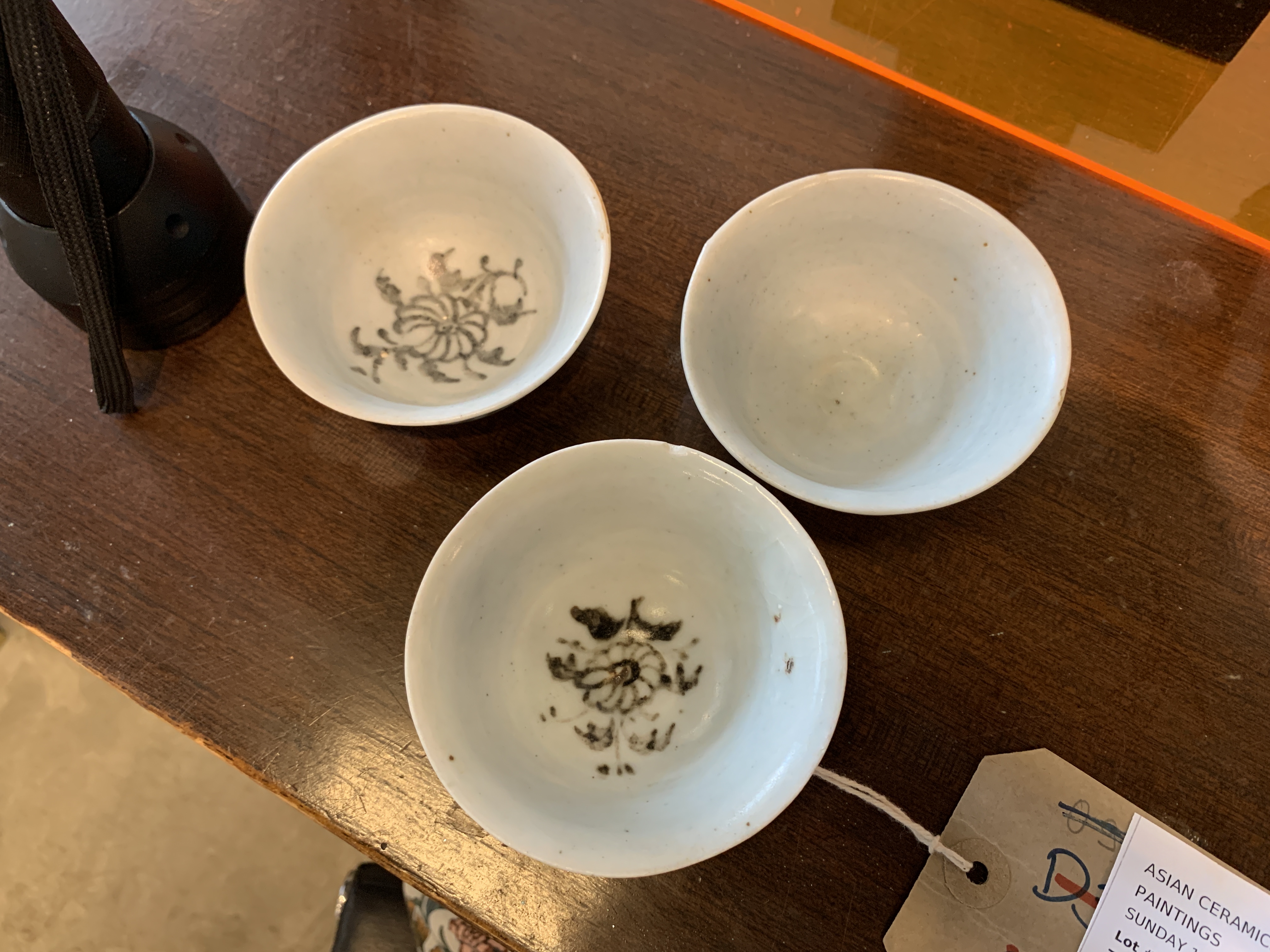 THREE PORCELAIN TEA BOWLS - Image 10 of 11