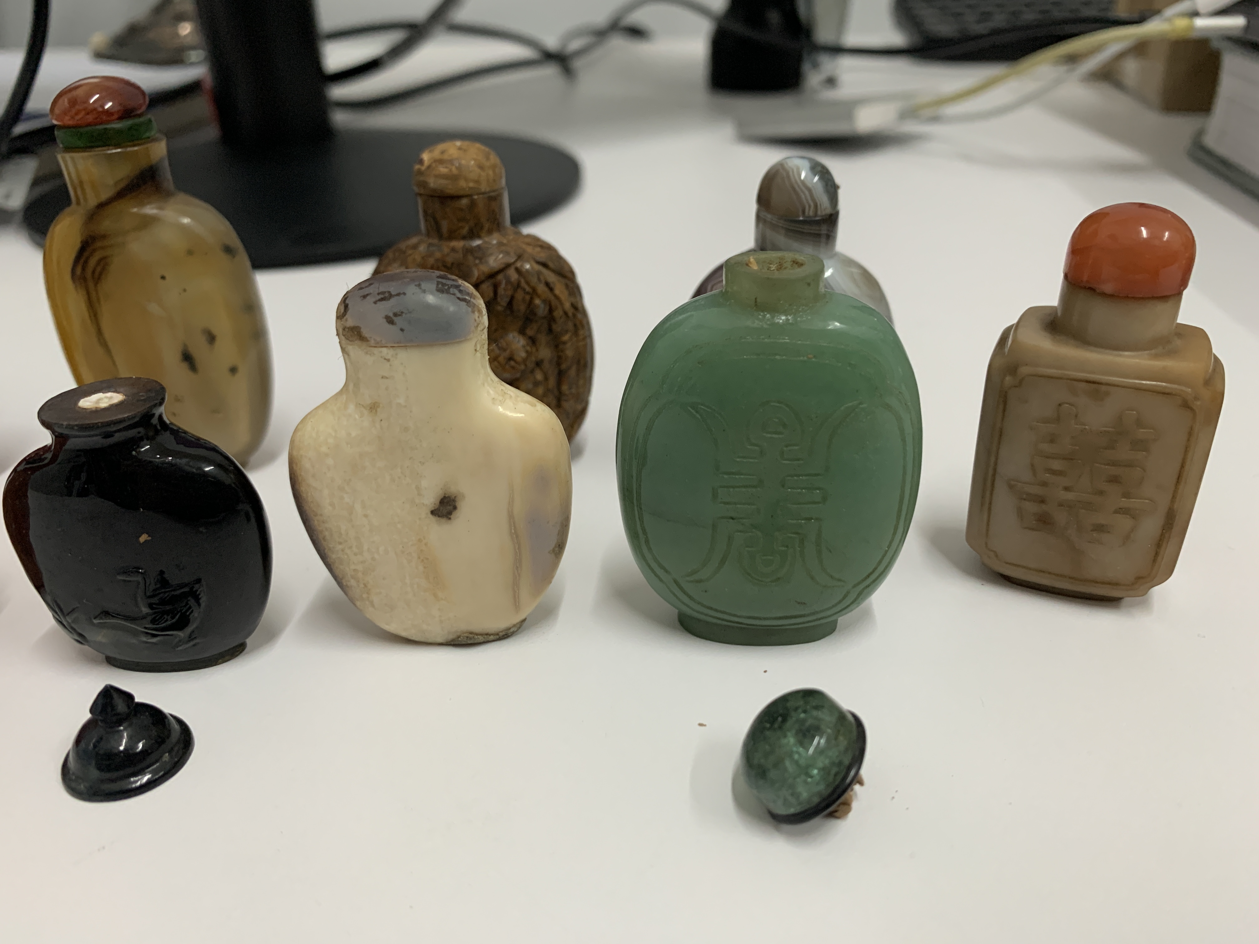 A GROUP OF TEN SNUFF BOTTLES IN VARIOUS MATERIALS - Image 6 of 11