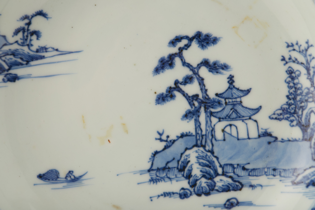 A ‘NANKING CARGO’ BLUE AND WHITE PORCELAIN TEABOWL AND SAUCER DISH - Image 2 of 4