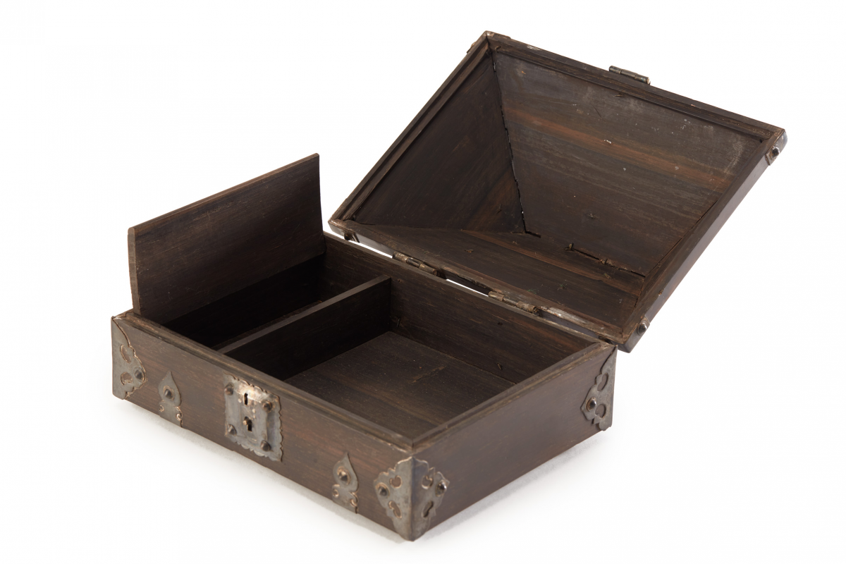 A METAL MOUNTED HARDWOOD CASKET OR QUR'AN BOX - Image 3 of 3