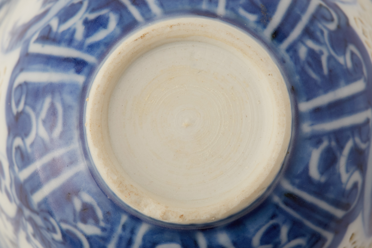 A BLUE AND WHITE PORCELAIN RETICULATED BOWL - Image 3 of 10