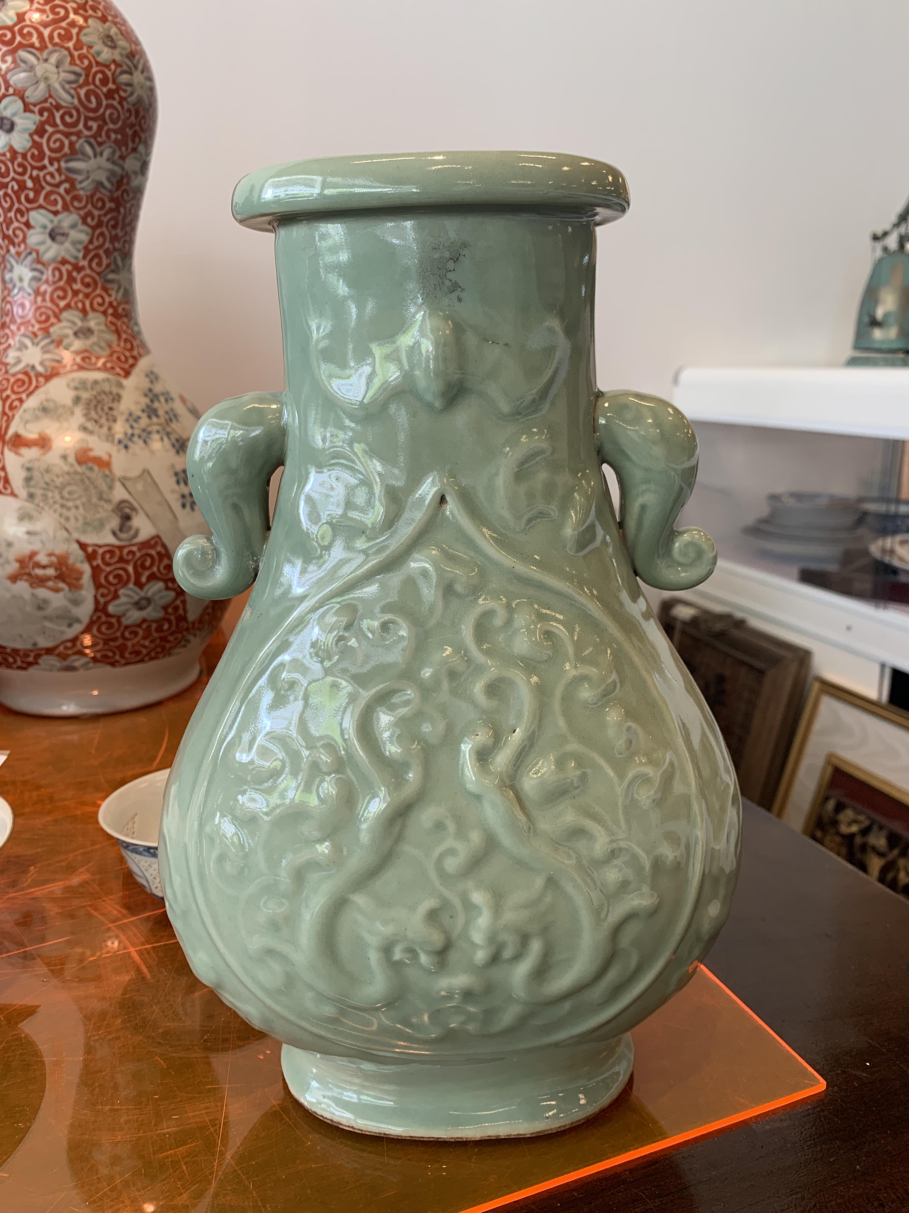 A TWIN-HANDLED CELADON BALUSTER VASE - Image 9 of 14