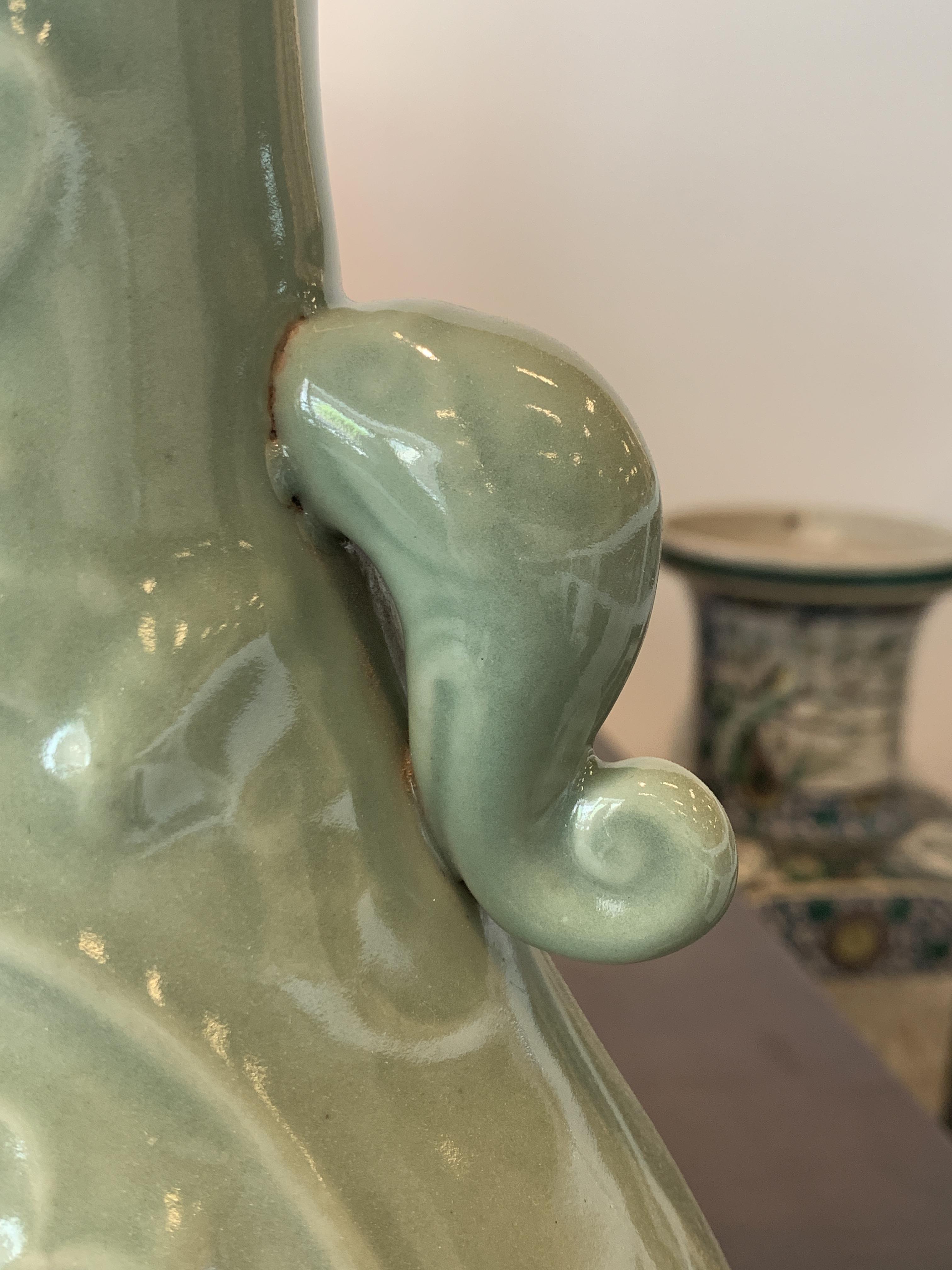 A TWIN-HANDLED CELADON BALUSTER VASE - Image 13 of 14