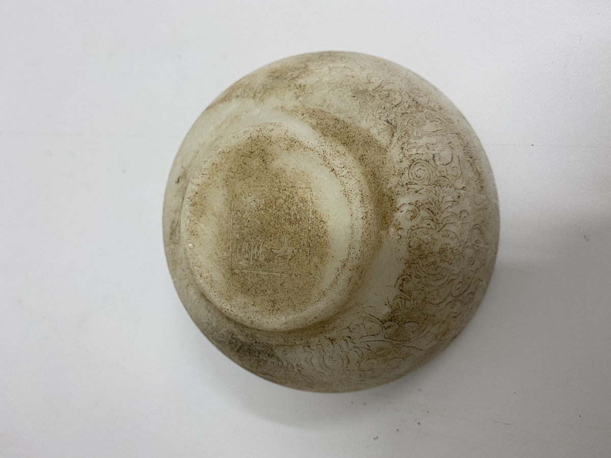 A SMALL INCISED WHITE STONE BOWL - Image 3 of 4