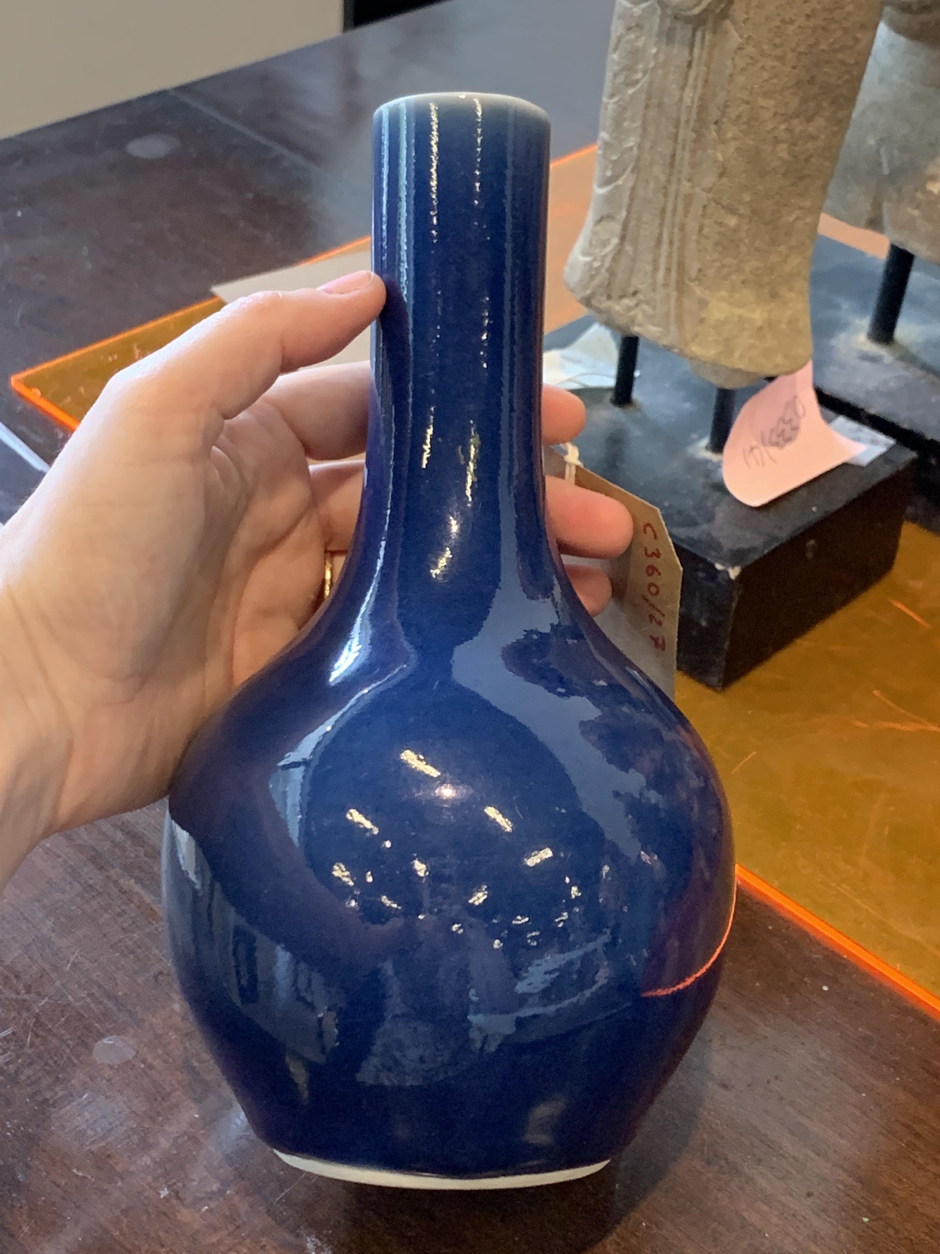 A BLUE MONOCHROME BOTTLE VASE - Image 3 of 9