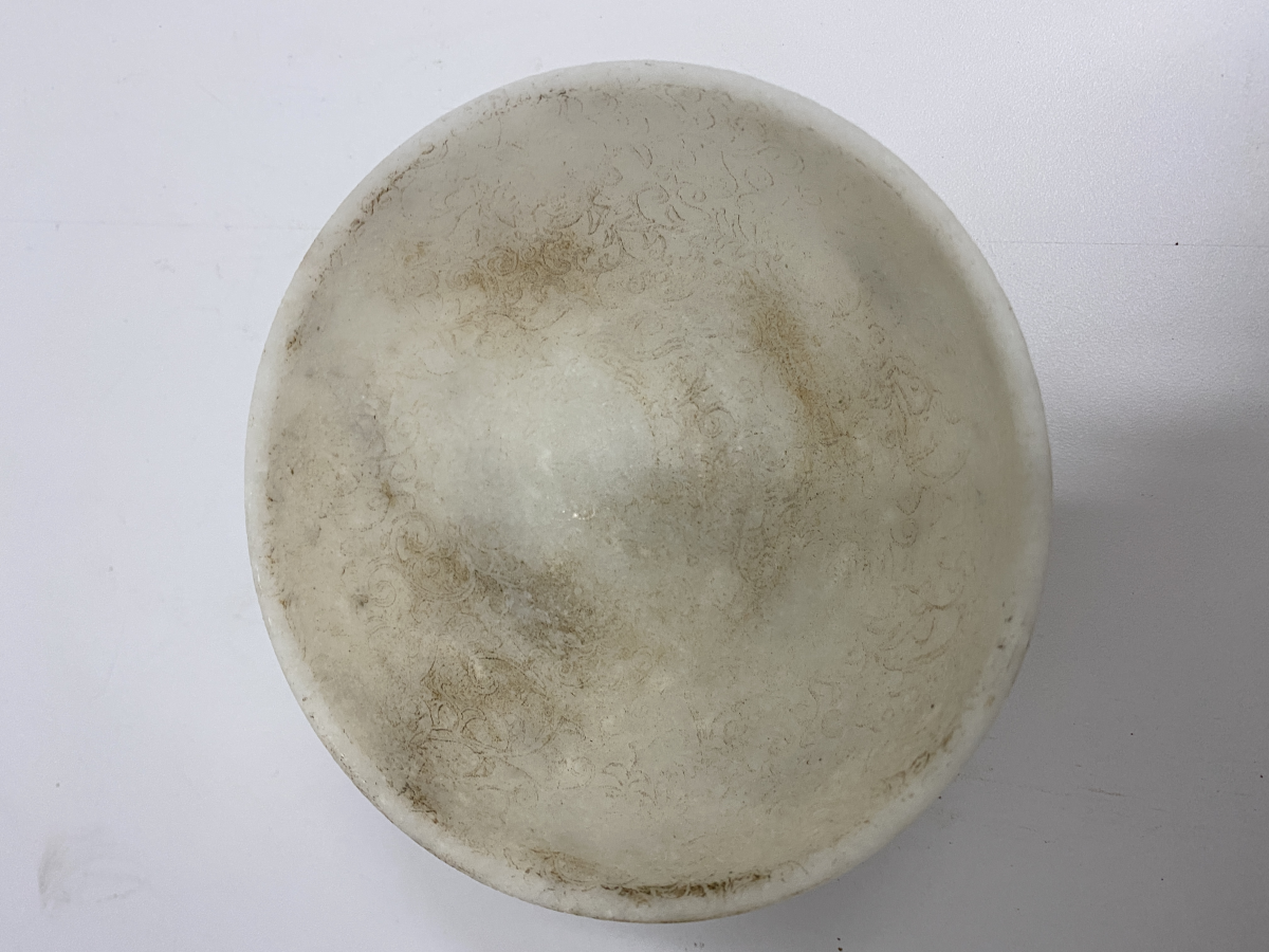 A SMALL INCISED WHITE STONE BOWL - Image 4 of 4