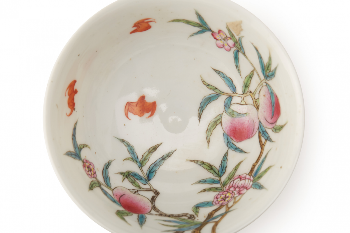 A PAIR OF FAMILLE ROSE PEACH AND BAT BOWLS - Image 2 of 6