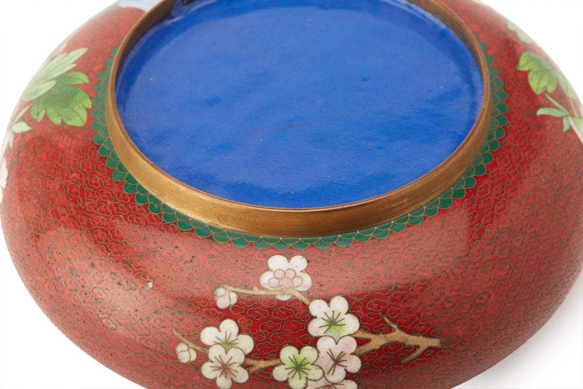 A RED GROUND CLOISONNÉ ENAMEL BOWL - Image 2 of 4