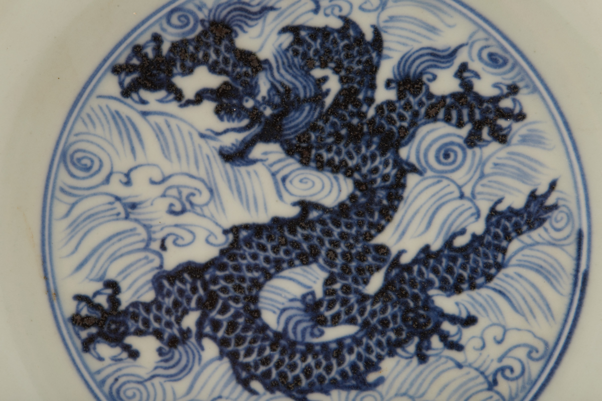 A BLUE AND WHITE DRAGON DISH - Image 2 of 3