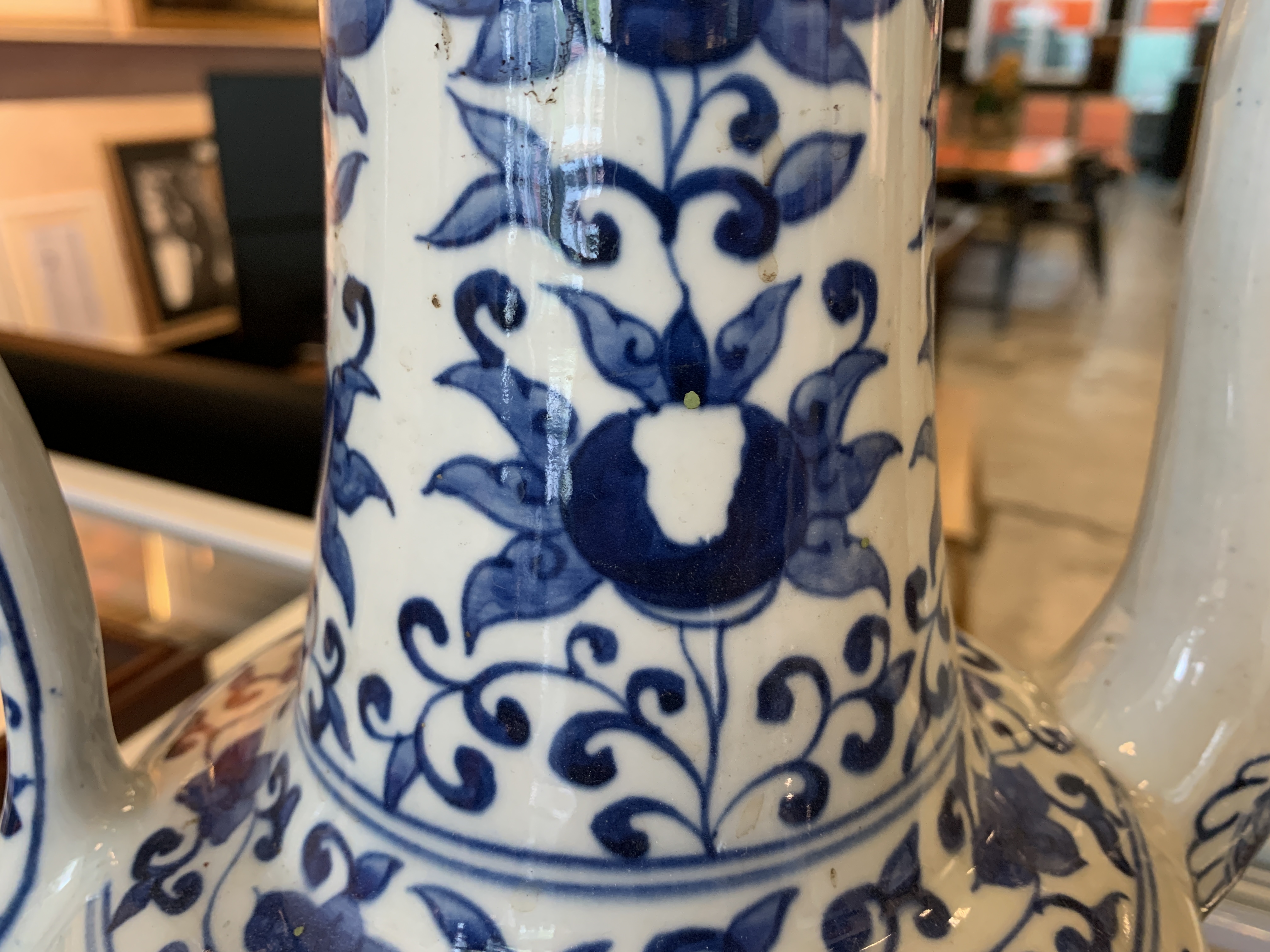 A LARGE BLUE AND WHITE PORCELAIN EWER - Image 12 of 12