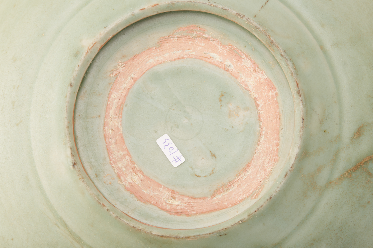 AN INCISED QINGBAI DISH A CELADON DISH - Image 4 of 4