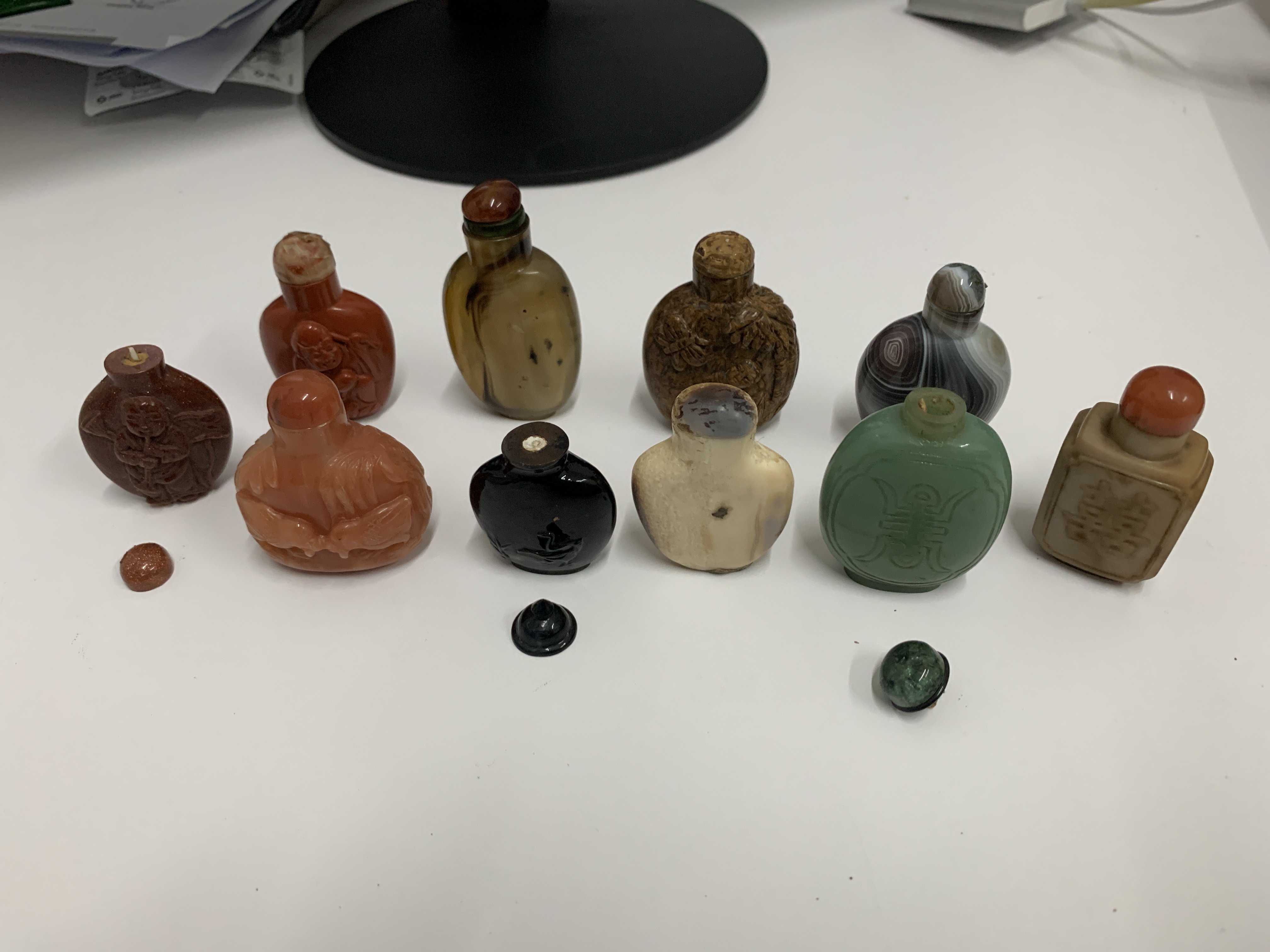 A GROUP OF TEN SNUFF BOTTLES IN VARIOUS MATERIALS - Image 4 of 11