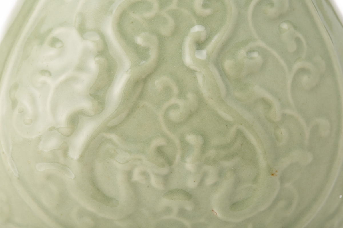 A TWIN-HANDLED CELADON BALUSTER VASE - Image 2 of 14