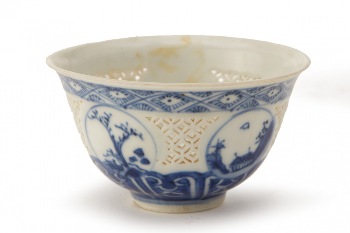 A BLUE AND WHITE PORCELAIN RETICULATED BOWL - Image 2 of 10