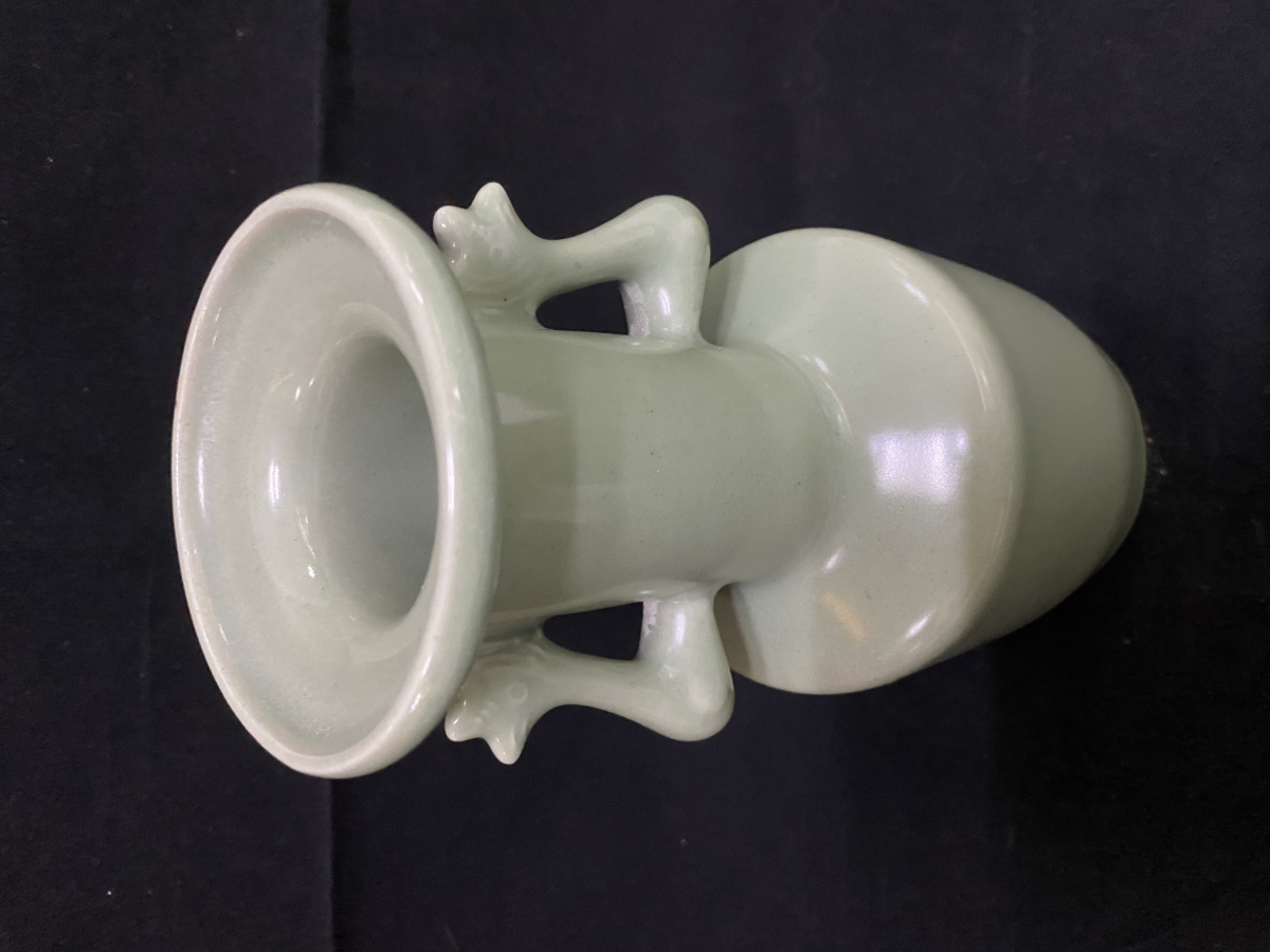 A CELADON 'TWIN PHOENIX' MALLET SHAPED VASE - Image 5 of 5