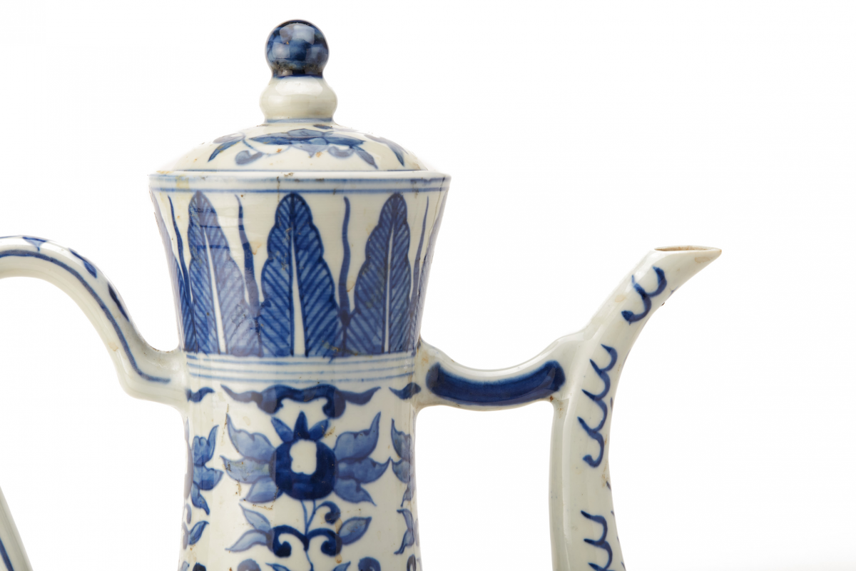 A LARGE BLUE AND WHITE PORCELAIN EWER - Image 2 of 12