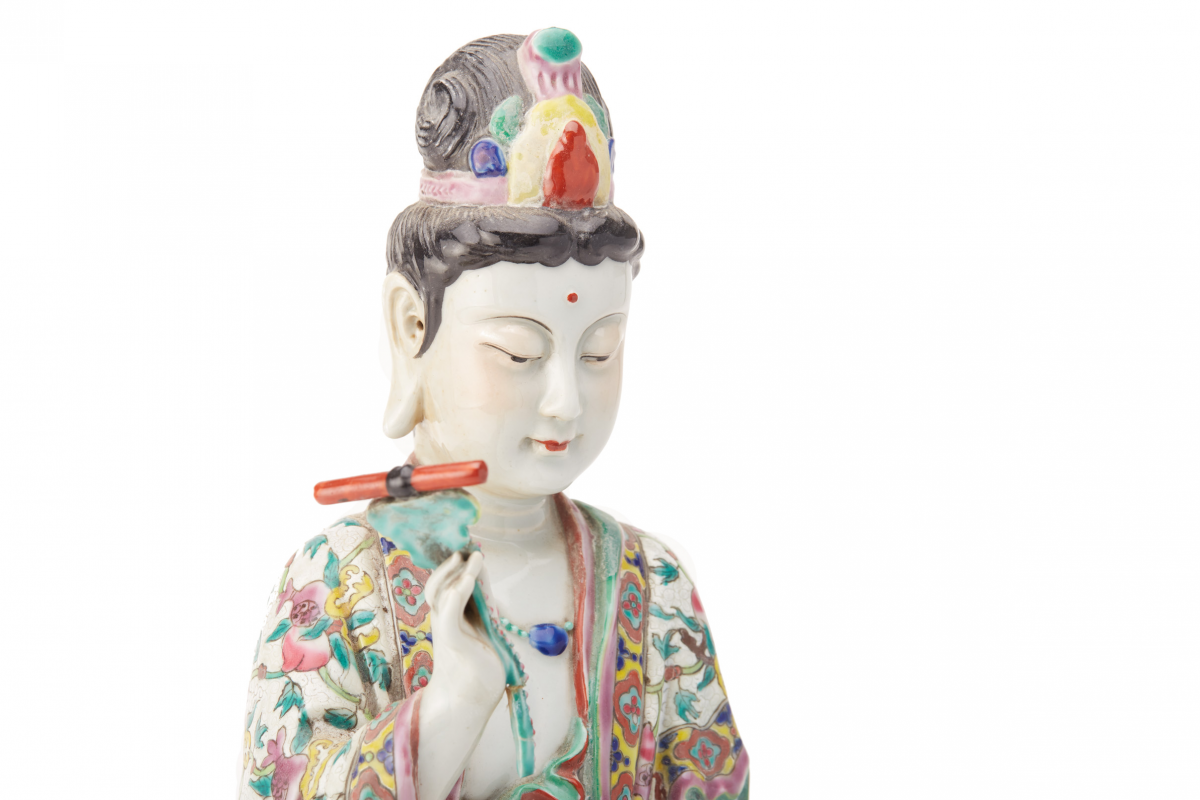 A LARGE FAMILLE ROSE FIGURE OF GUANYIN - Image 3 of 4