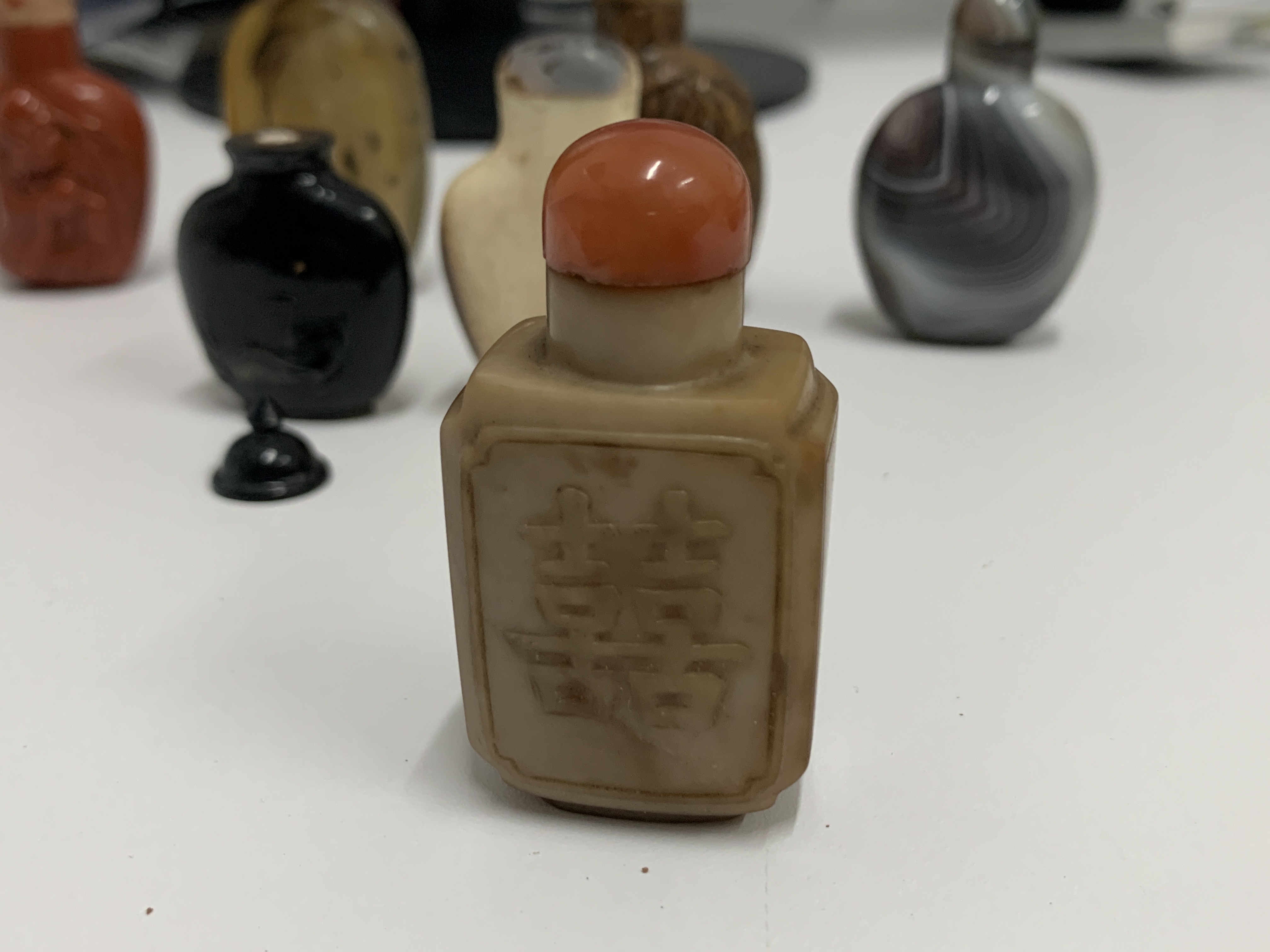 A GROUP OF TEN SNUFF BOTTLES IN VARIOUS MATERIALS - Image 10 of 11
