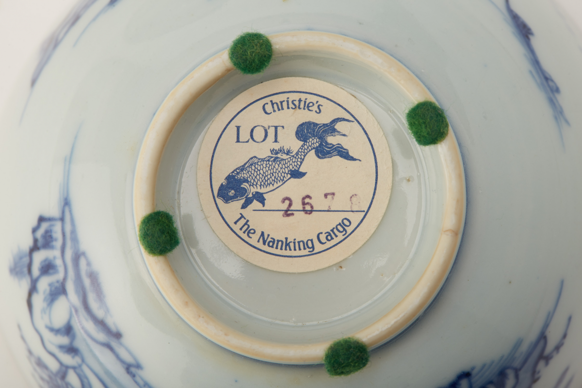 A ‘NANKING CARGO’ BLUE AND WHITE PORCELAIN TEABOWL AND SAUCER DISH - Image 3 of 4