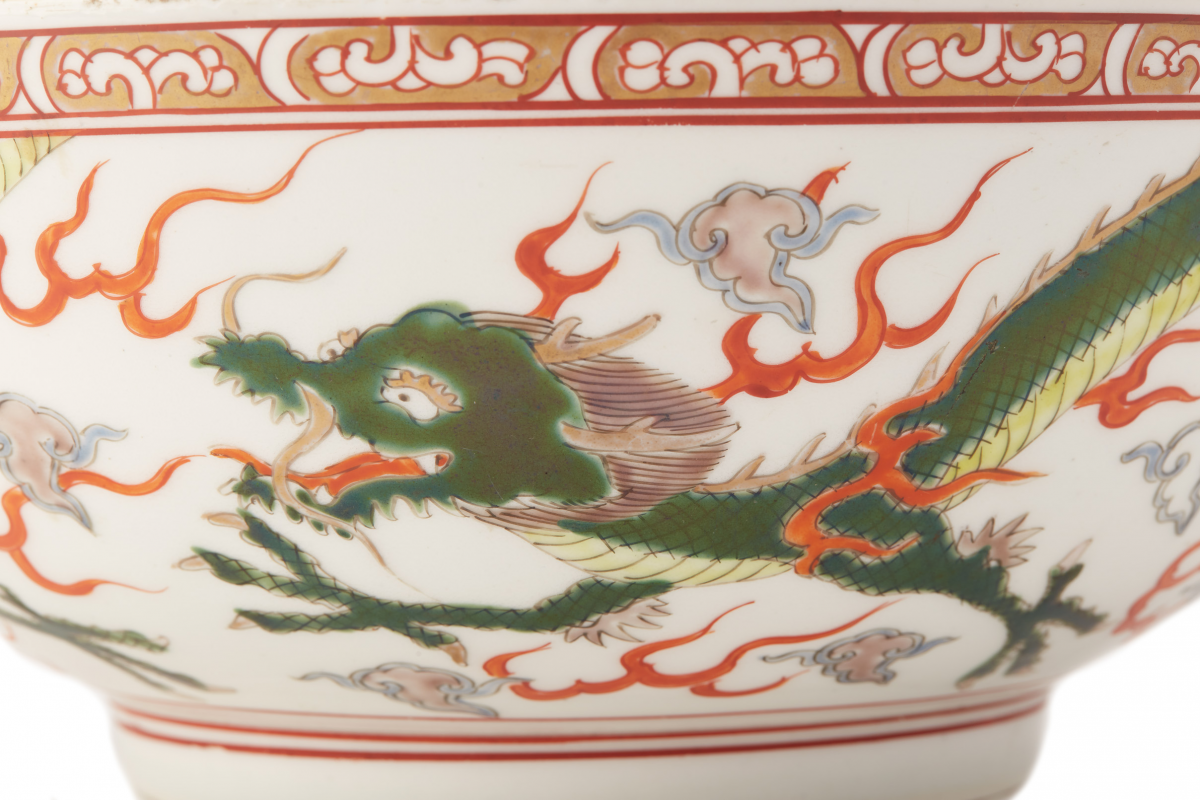 A LARGE FAMILLE VERTE DRAGON BOWL - Image 2 of 4