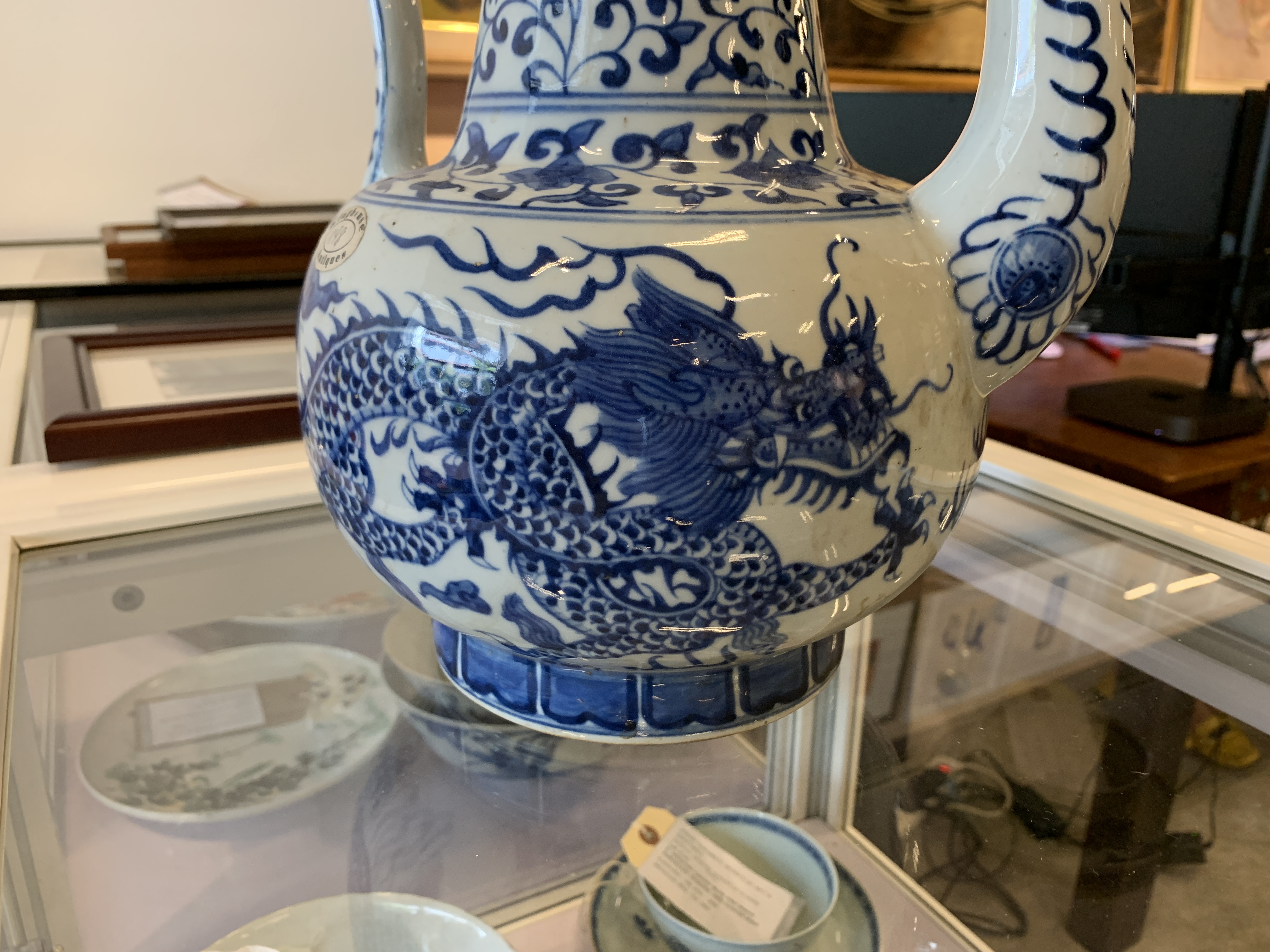 A LARGE BLUE AND WHITE PORCELAIN EWER - Image 8 of 12