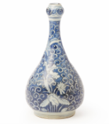 A BLUE AND WHITE GARLIC MOUTH BOTTLE VASE