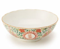 A FAMILLE ROSE PORCELAIN BOWL