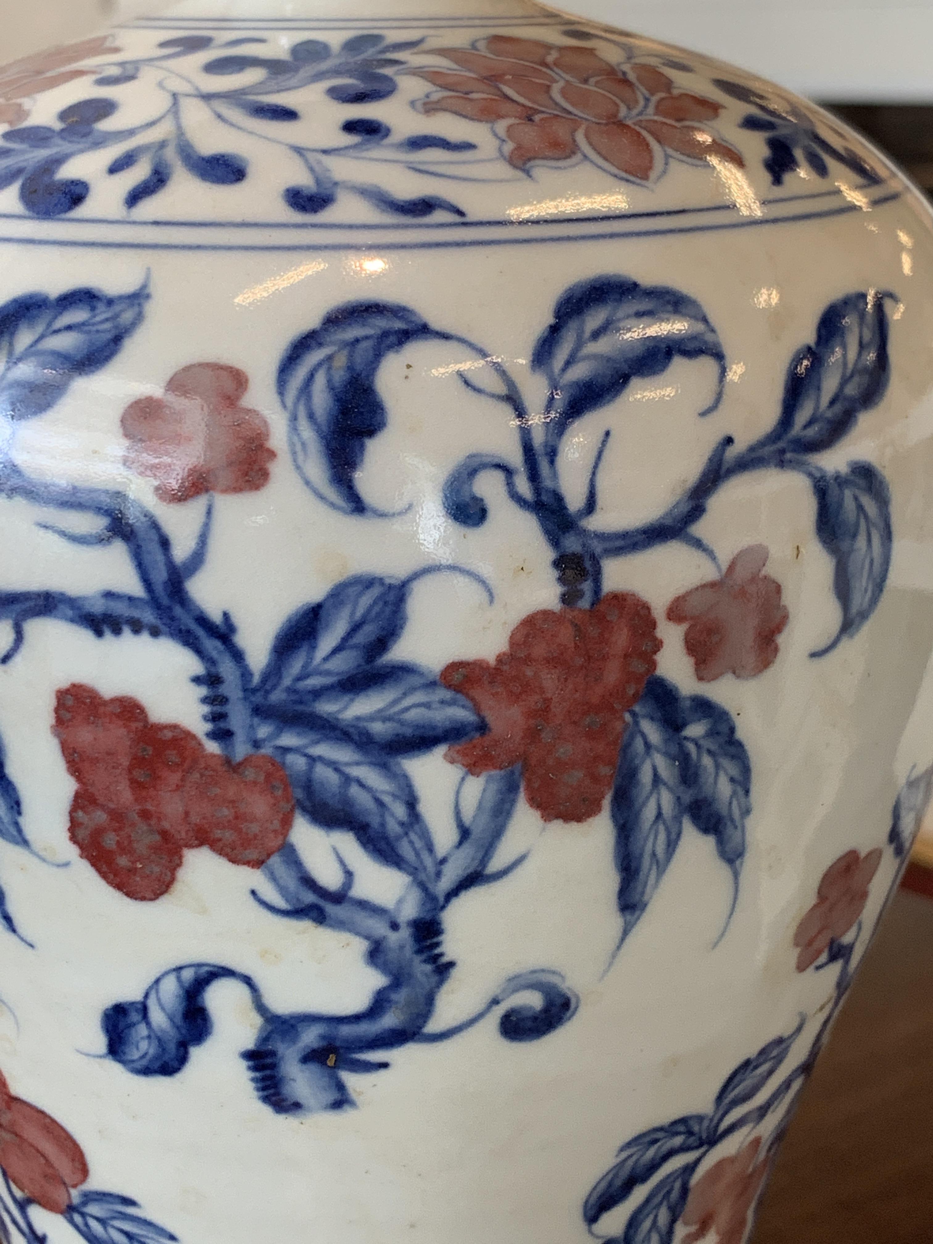 AN UNDERGLAZE BLUE AND COPPER RED MEIPING VASE - Image 6 of 9