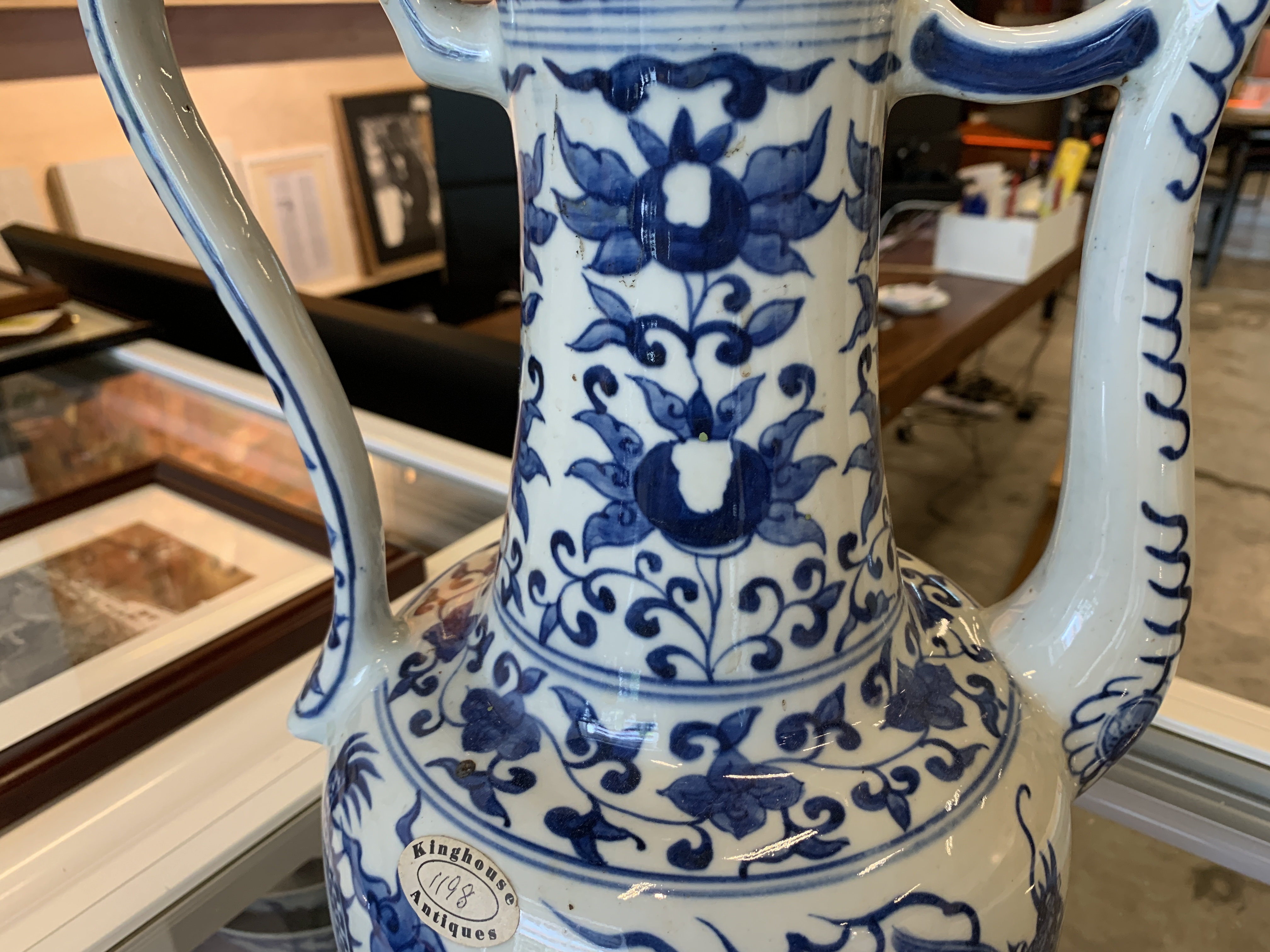 A LARGE BLUE AND WHITE PORCELAIN EWER - Image 6 of 12