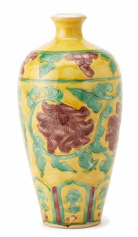 AN INCISED SANCAI GLAZED MEIPING VASE