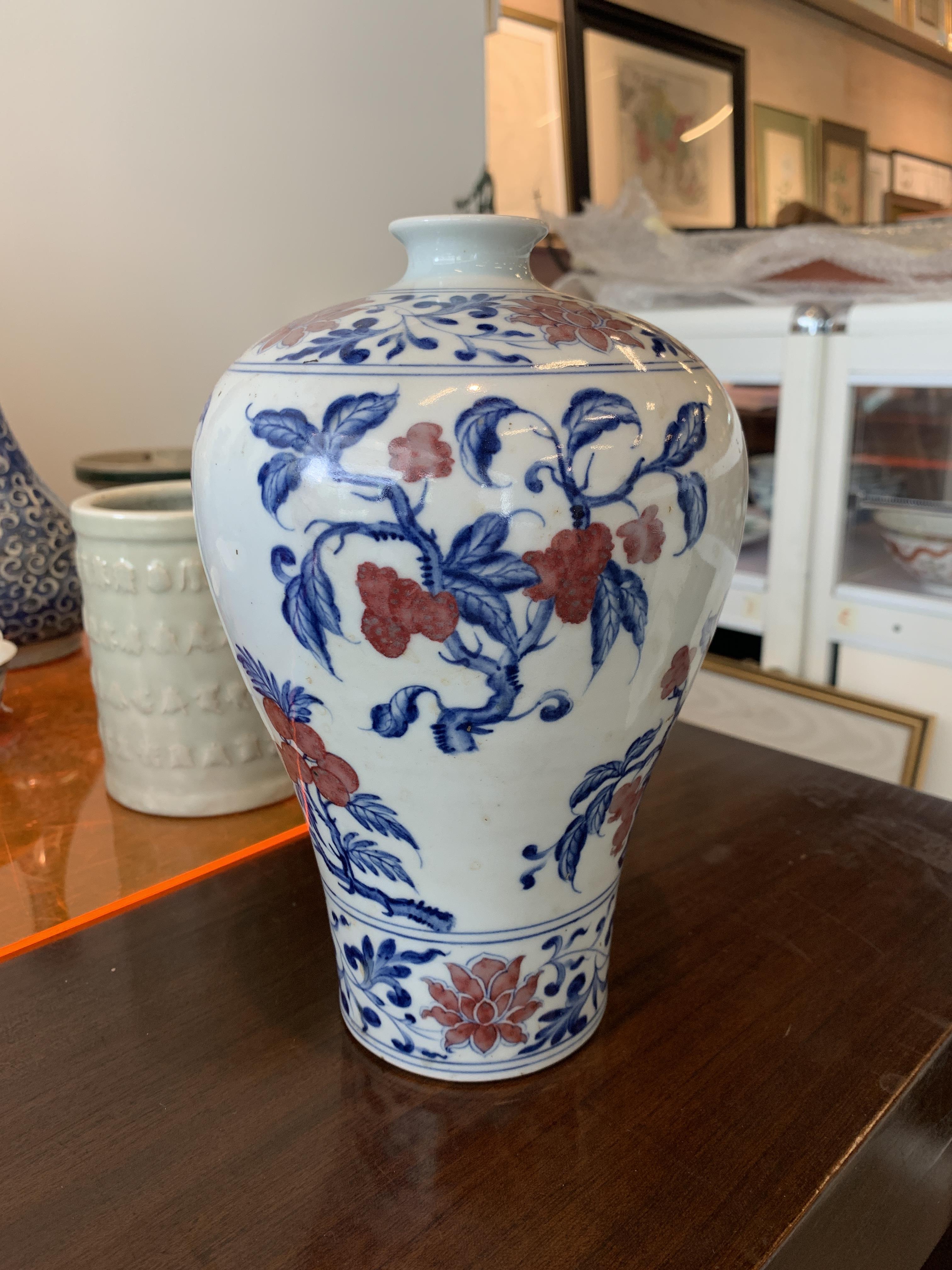 AN UNDERGLAZE BLUE AND COPPER RED MEIPING VASE - Image 4 of 9