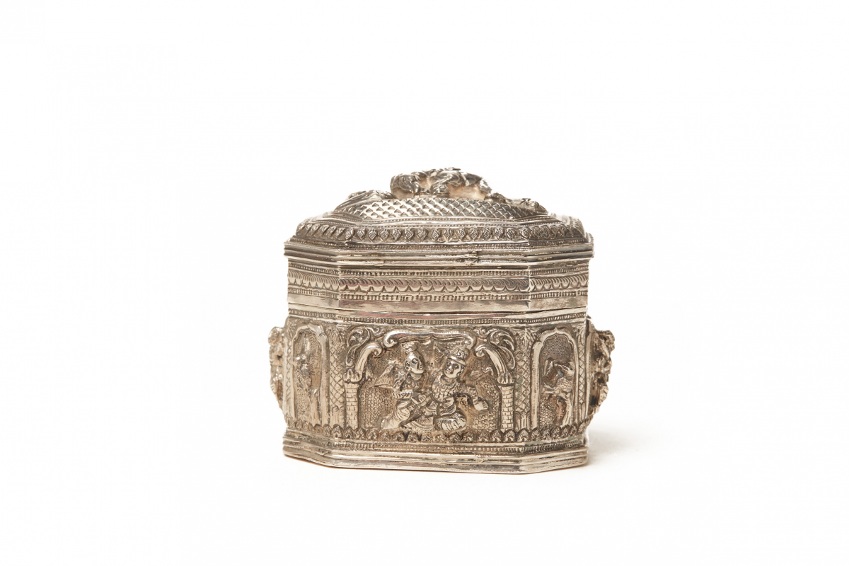 A SOUTHEAST ASIAN SILVER OCTAGONAL BOX AND COVER - Image 2 of 3