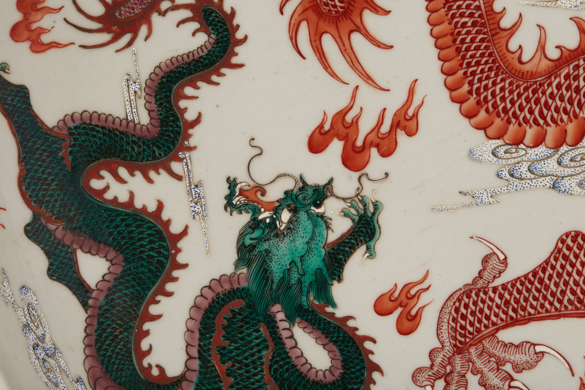 A LARGE PORCELAIN NINE DRAGON DISH - Image 4 of 9