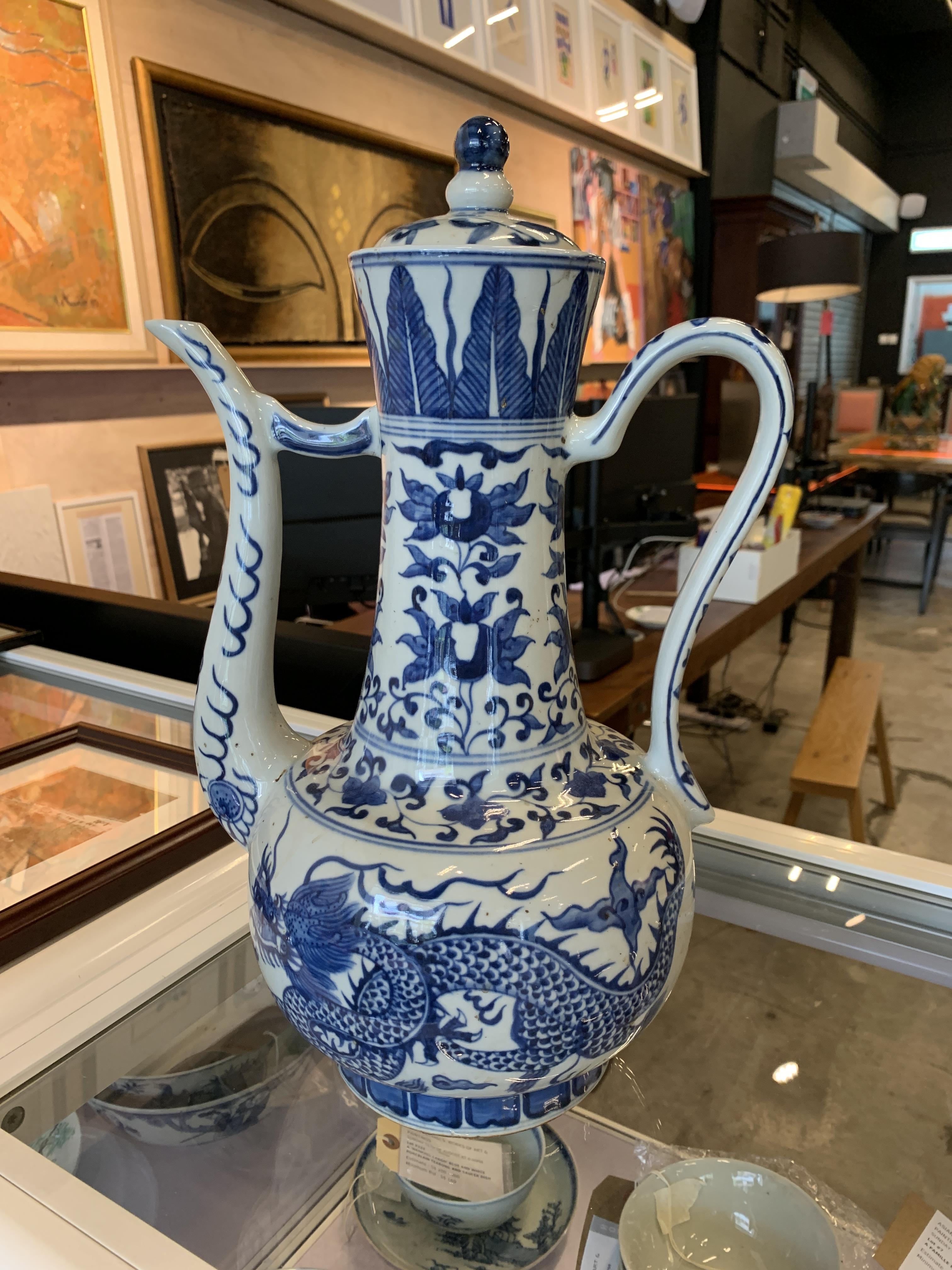 A LARGE BLUE AND WHITE PORCELAIN EWER - Image 5 of 12