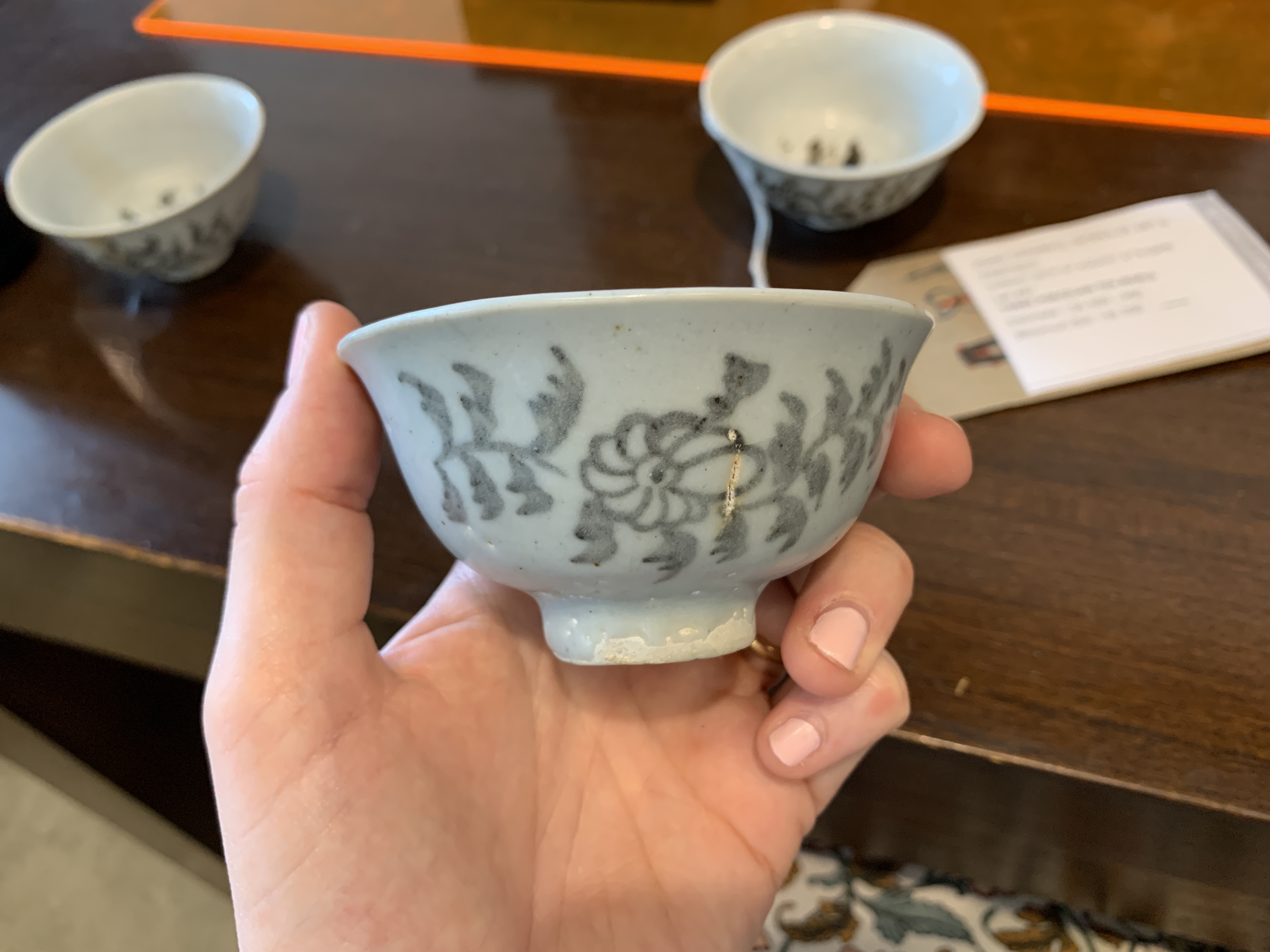 THREE PORCELAIN TEA BOWLS - Image 7 of 11