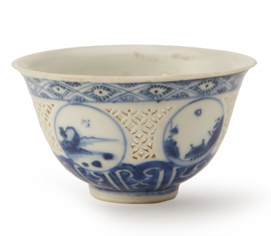 A BLUE AND WHITE PORCELAIN RETICULATED BOWL