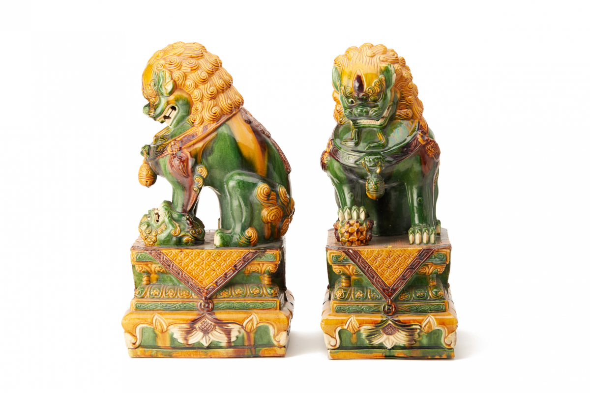 A PAIR OF LARGE SANCAI GLAZED POTTERY FOO DOGS - Image 3 of 5