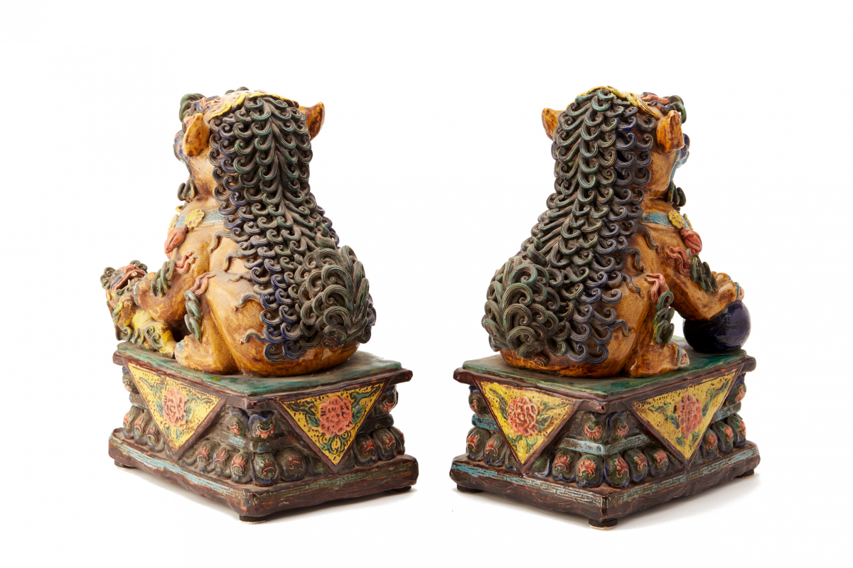 A PAIR OF VIVIDLY GLAZED POTTERY FOO DOGS (2) - Image 5 of 7