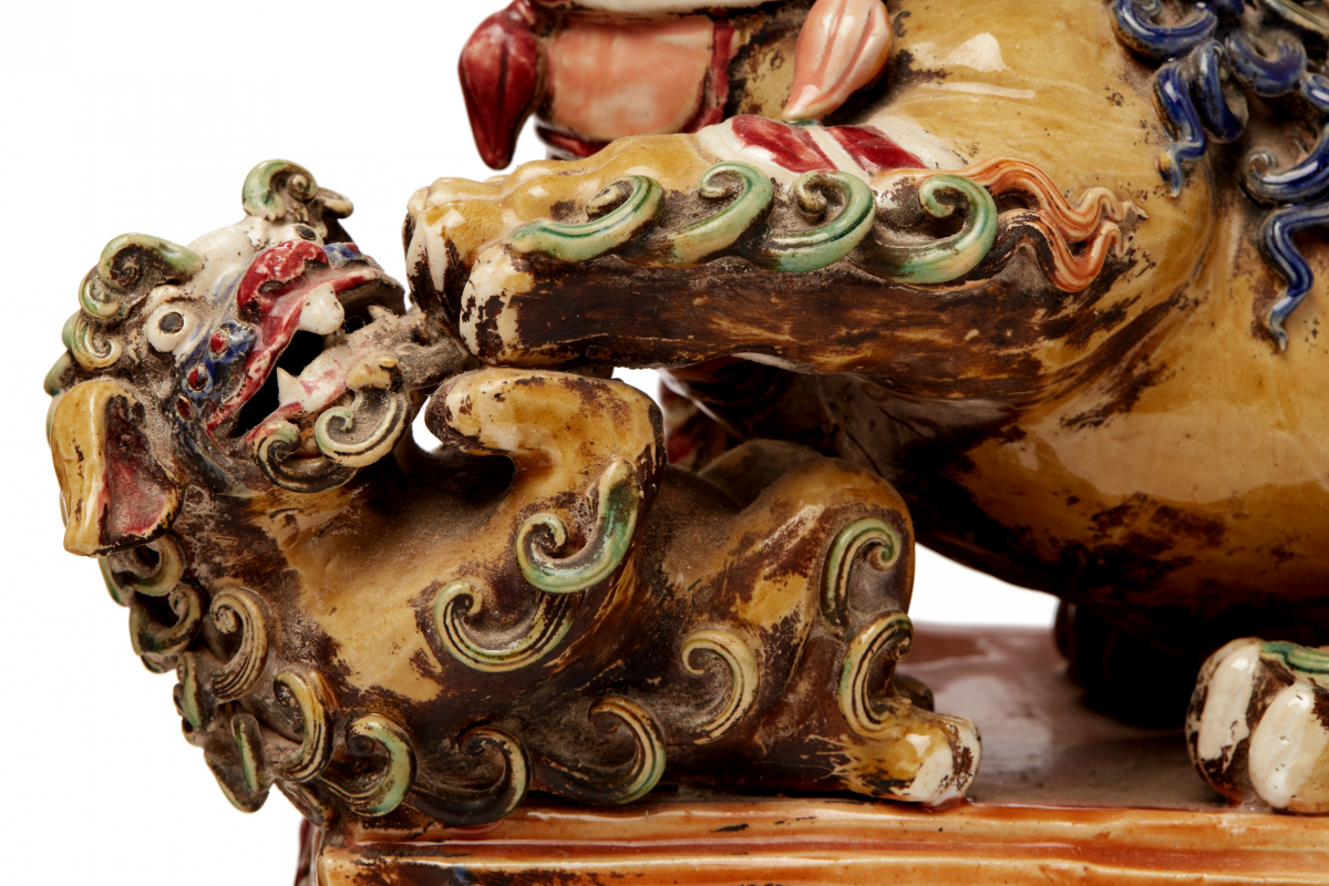 A PAIR OF VIVIDLY GLAZED POTTERY FOO DOGS (1) - Image 5 of 7