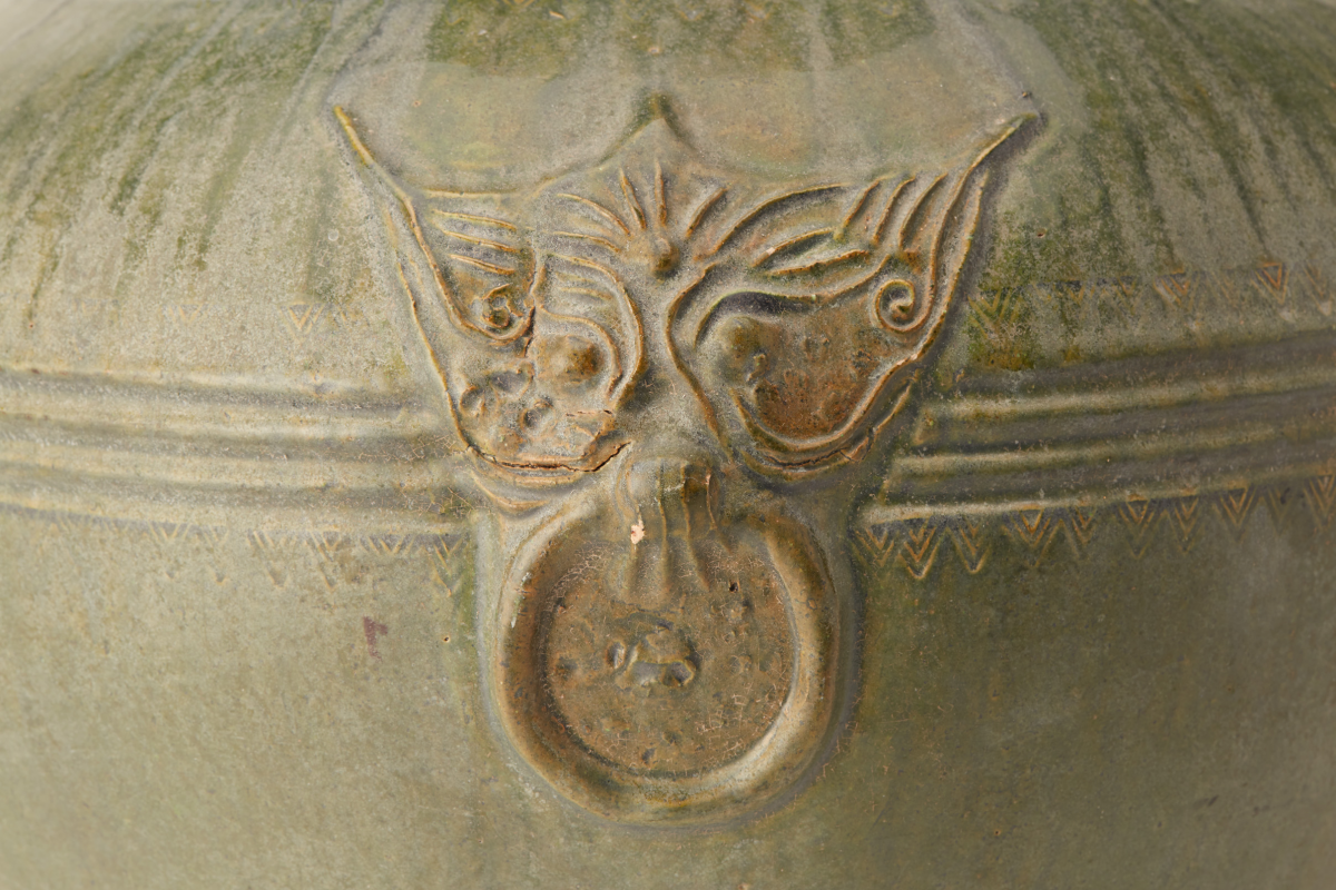 A LARGE GREEN-GLAZED POTTERY HU JAR (1) - Image 2 of 4