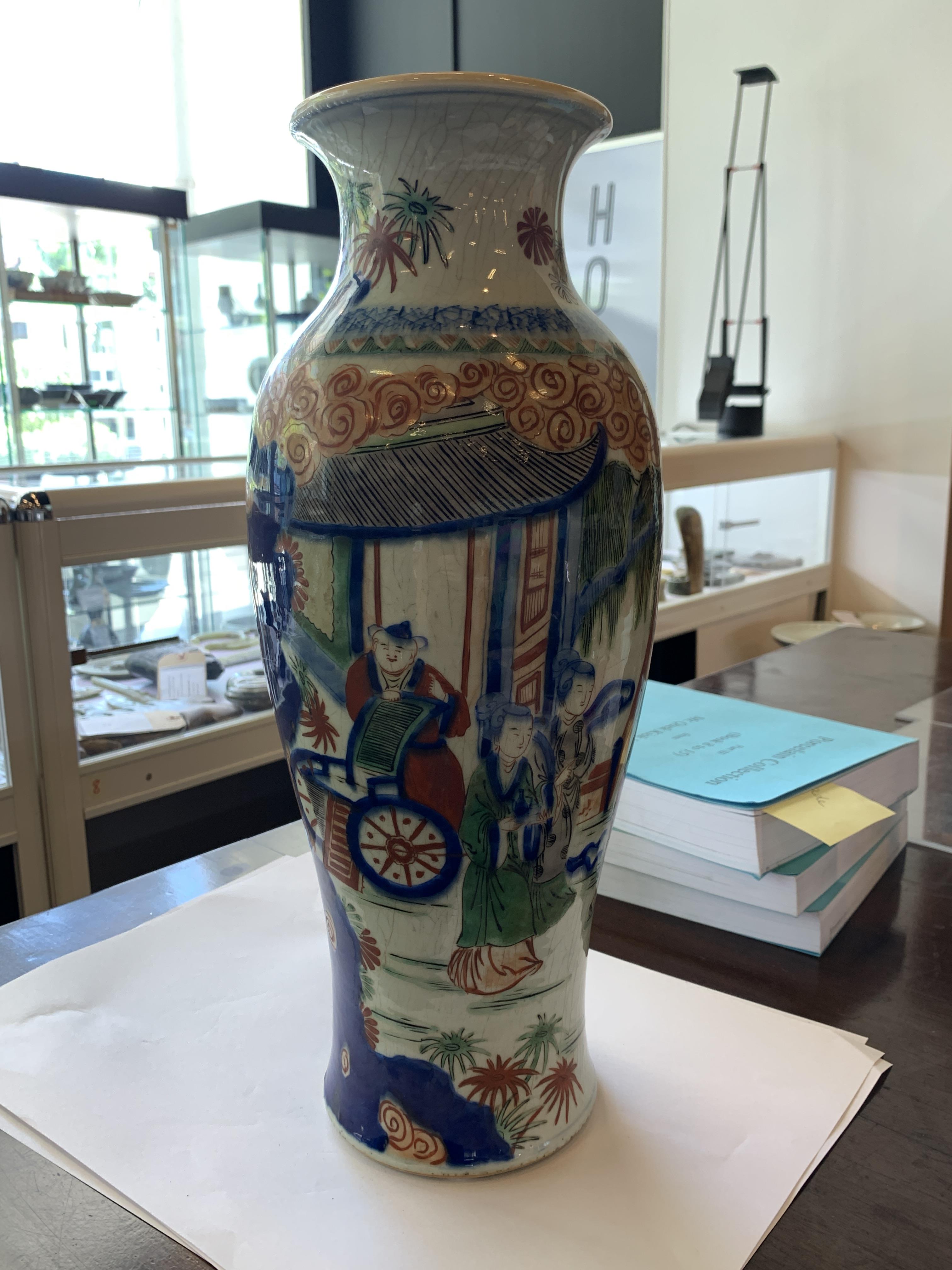 A TALL WUCAI BALUSTER VASE - Image 9 of 15