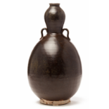 A TWIN-HANDLED BLACK-GLAZED DOUBLE GOURD VASE