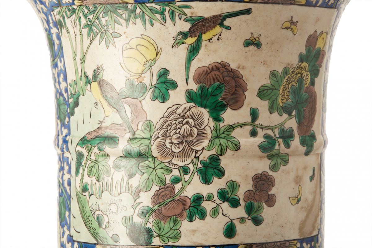 A LARGE FAMILLE VERTE BISCUIT PORCELAIN VASE - Image 8 of 12