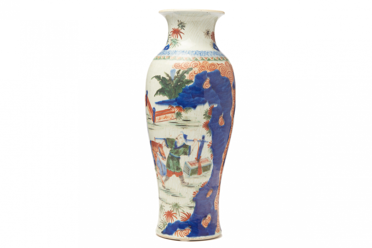 A TALL WUCAI BALUSTER VASE - Image 2 of 15